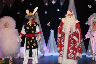 Состоялась премьера новогоднего спектакля «Злоключения снеговиков» в исполнении артистов народного театра «Версия»